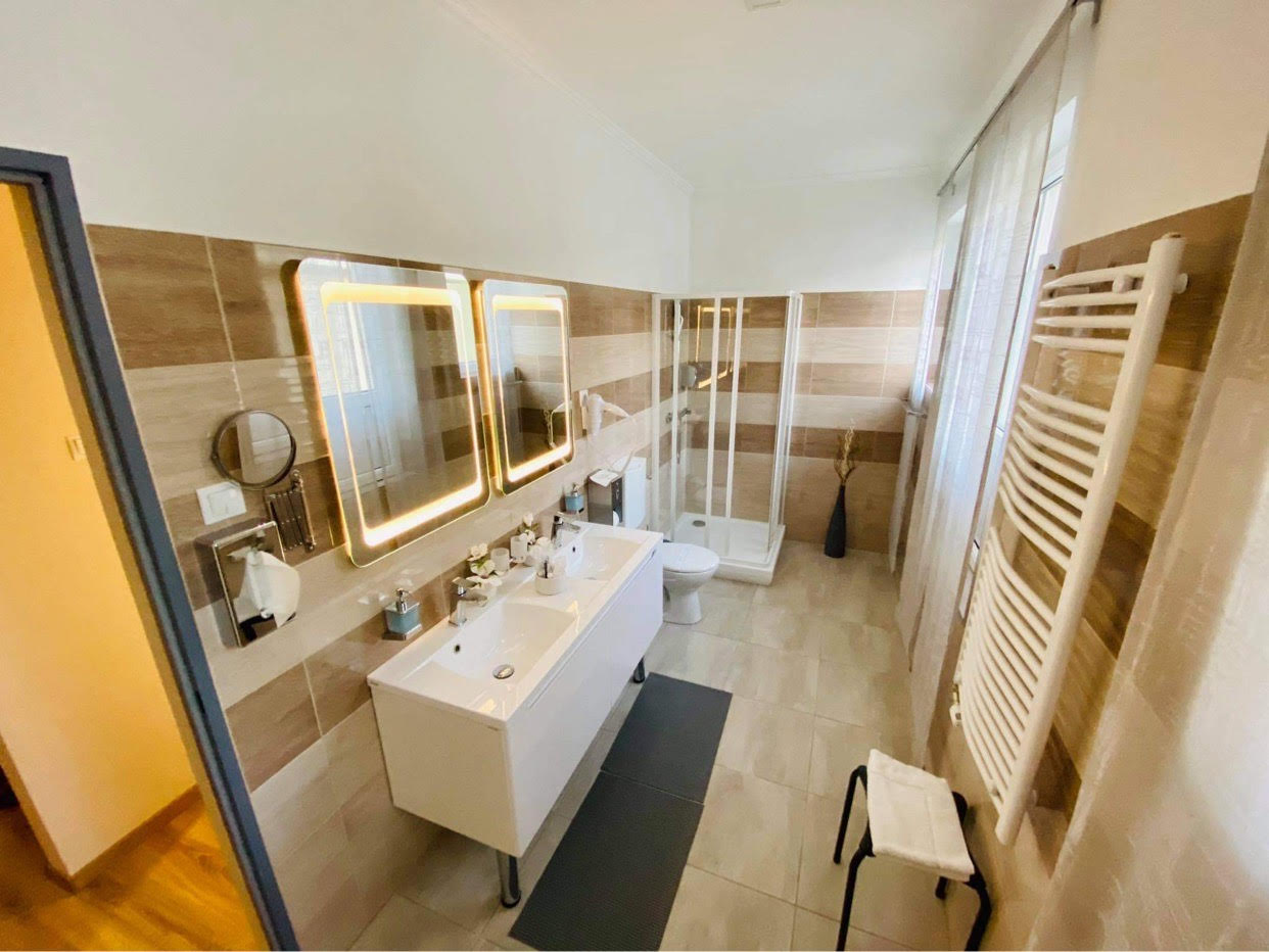 Emeleti Exclusive Superior franciaágyas lakosztály  zuhanyzóval