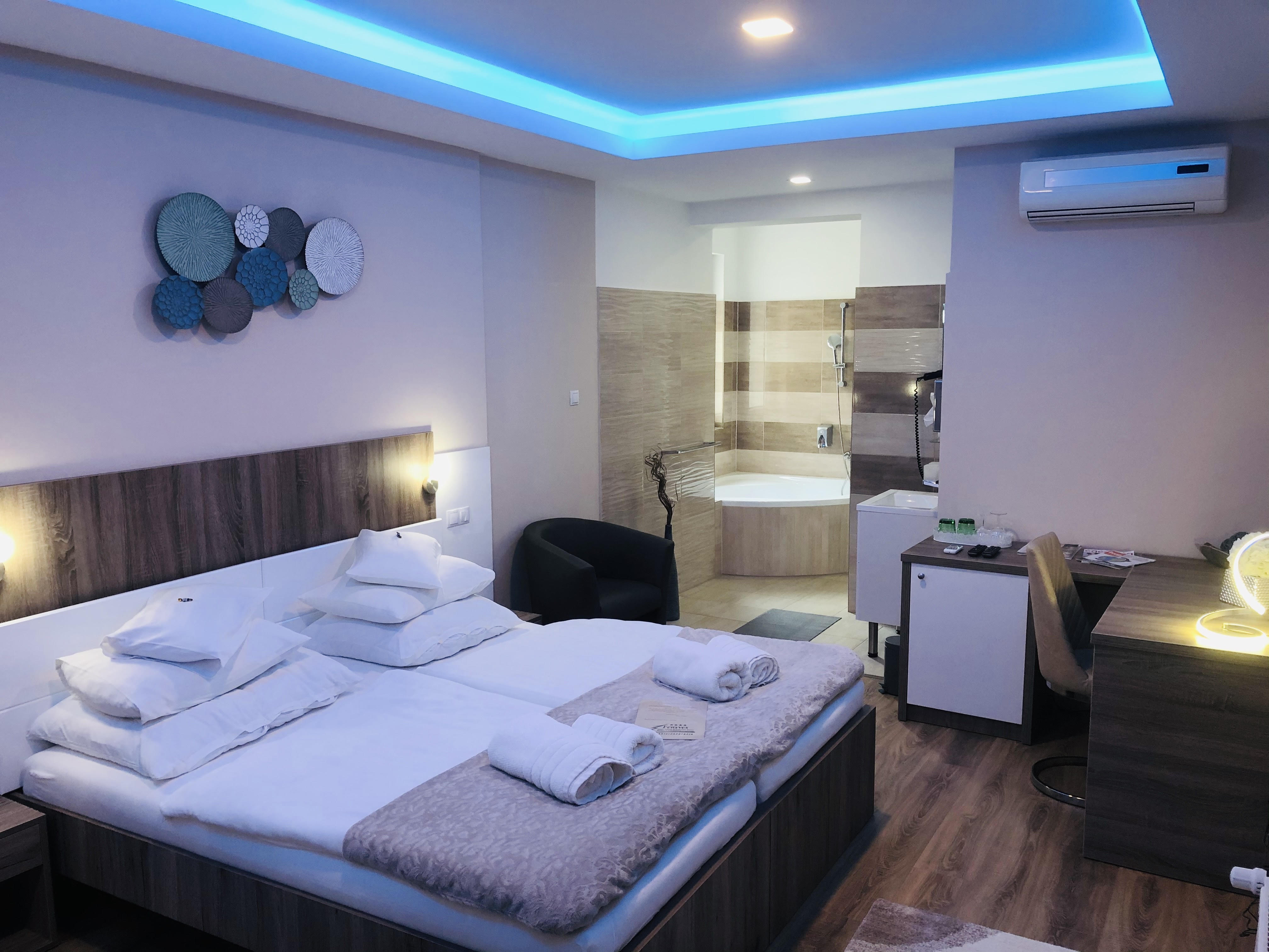 Emeleti Exclusive Superior franciaágyas lakosztály fürdőkáddal