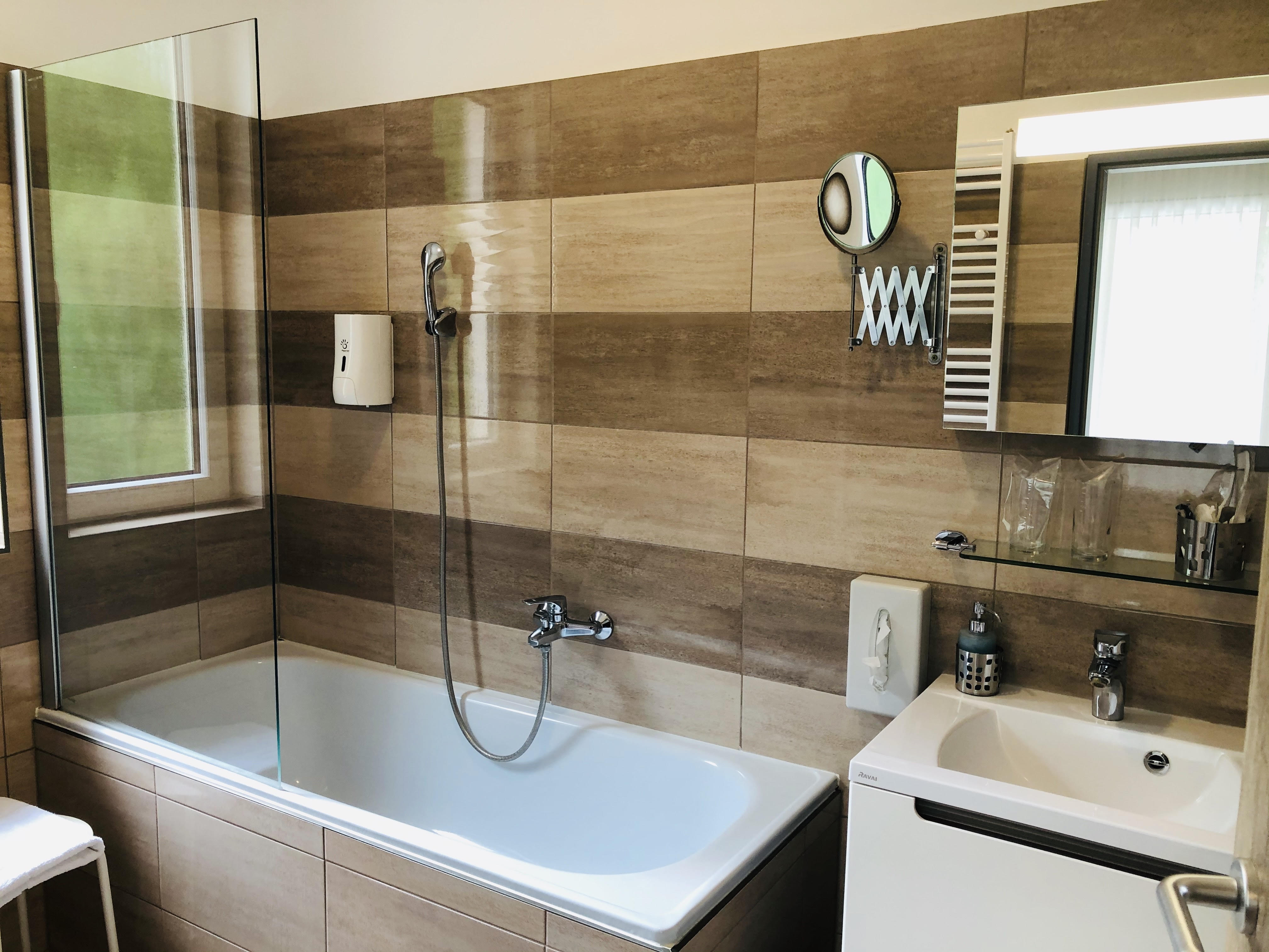 Emeleti Exclusive Superior franciaágyas lakosztály fürdőkáddal